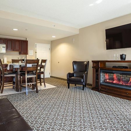 D. Hotel Suites & Spa Holyoke Bagian luar foto