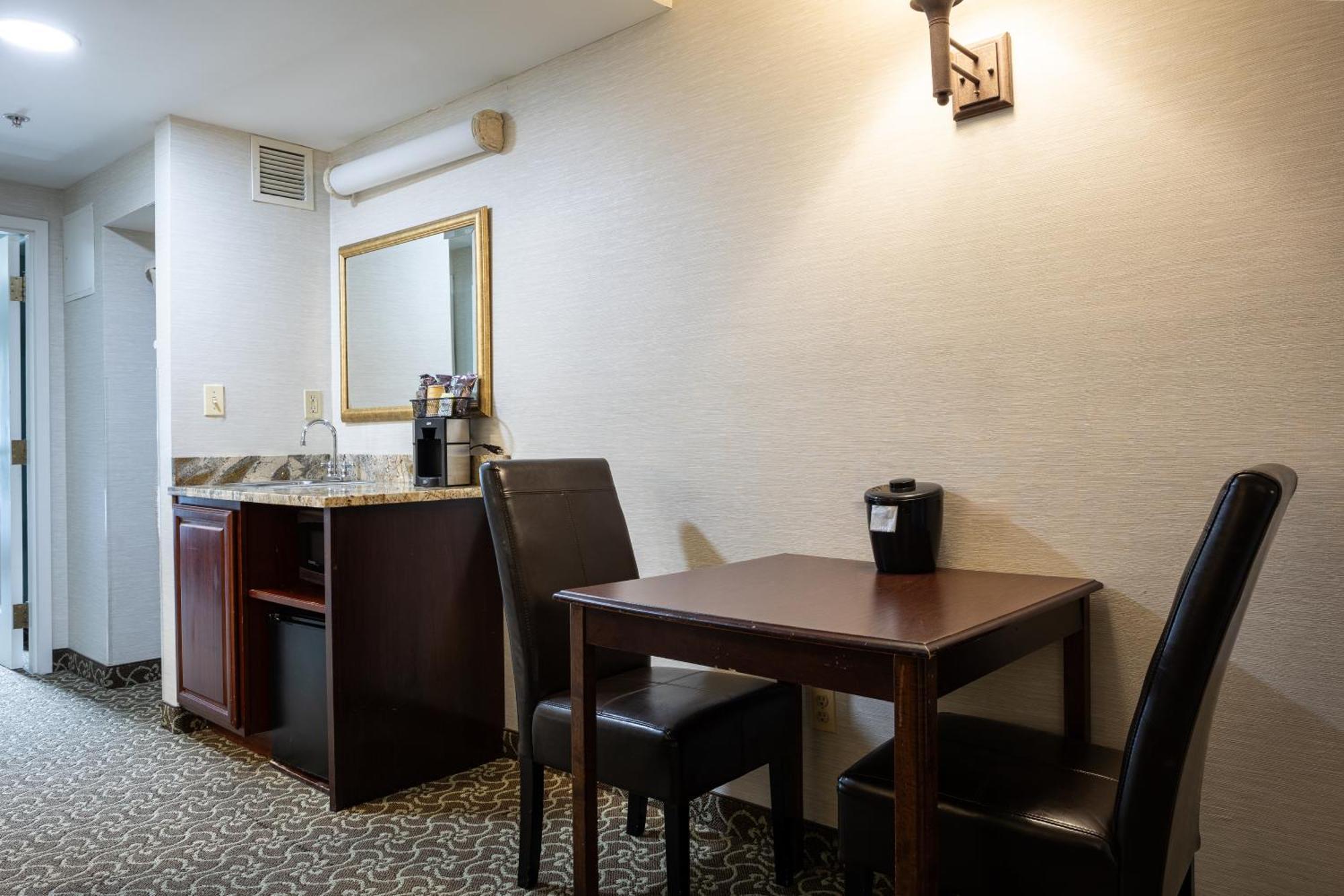 D. Hotel Suites & Spa Holyoke Bagian luar foto