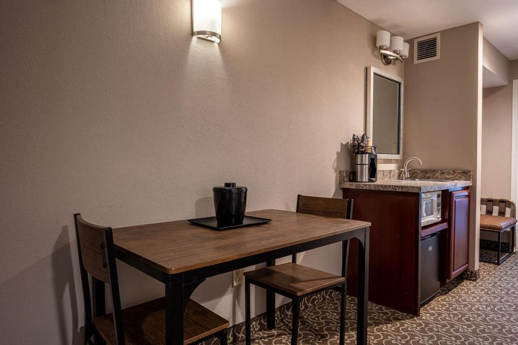 D. Hotel Suites & Spa Holyoke Bagian luar foto