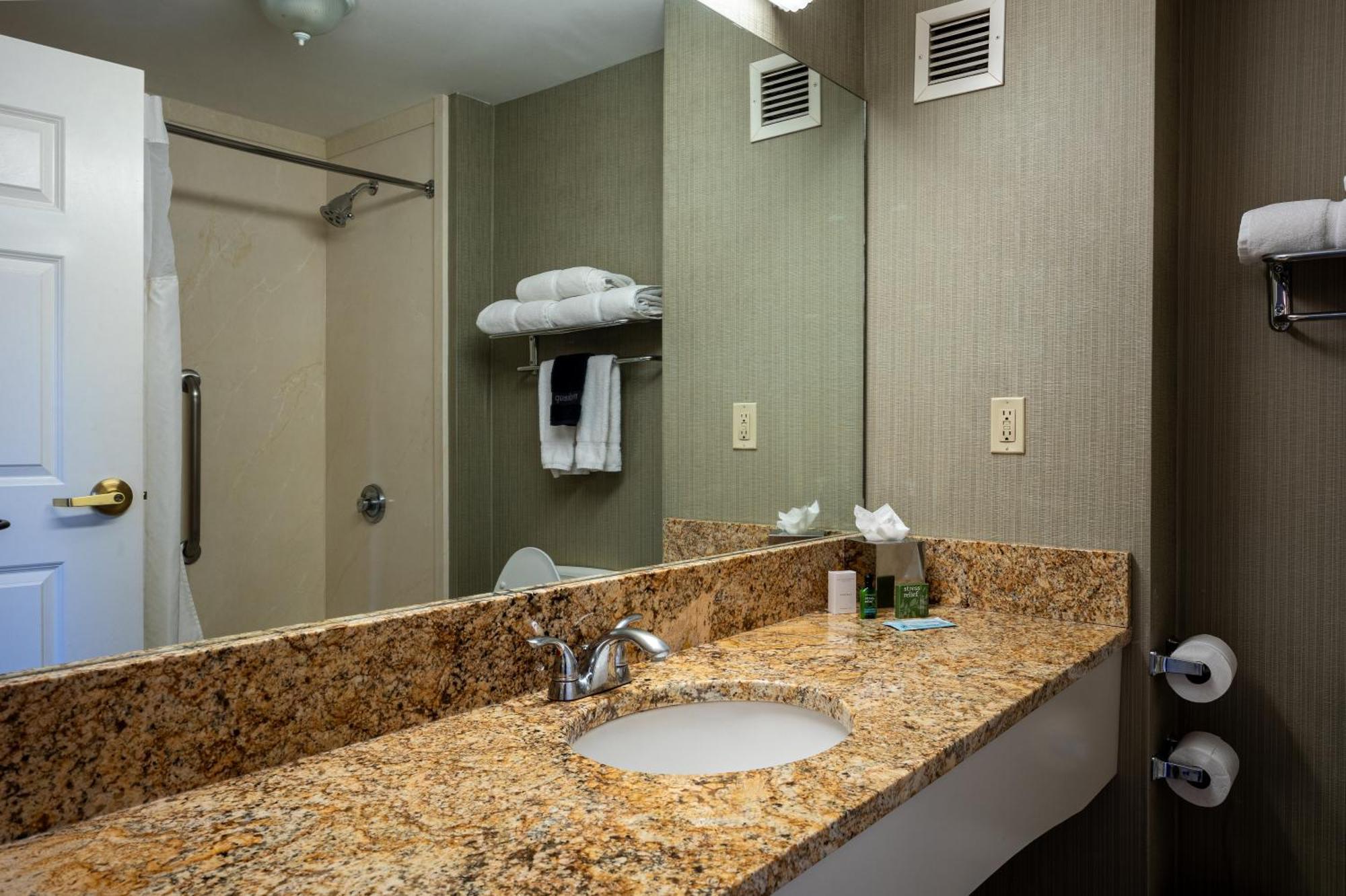 D. Hotel Suites & Spa Holyoke Bagian luar foto