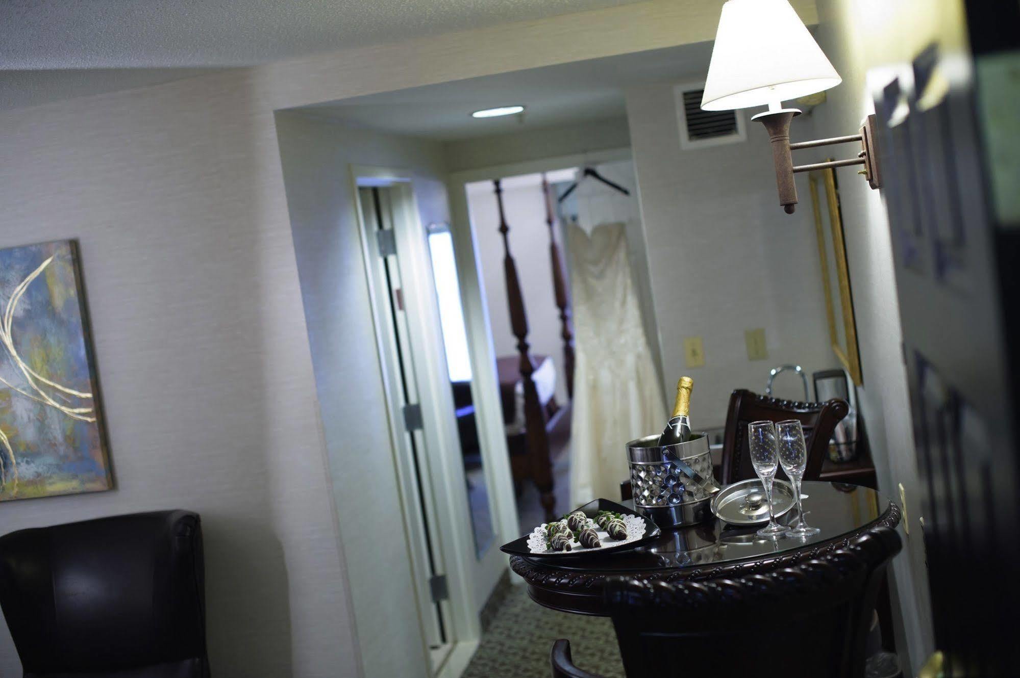D. Hotel Suites & Spa Holyoke Bagian luar foto
